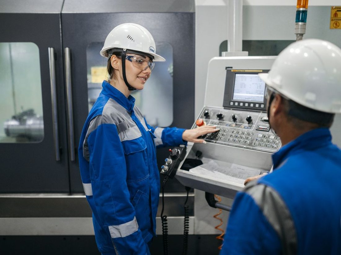 Especialistas de LCM Comercial operando maquinaria de envasado