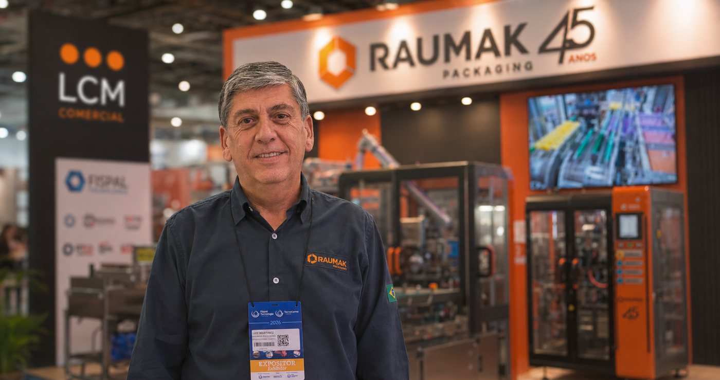 Luis Alberto Martínez Toro, fundador de LCM Comercial, en el stand de Raumak